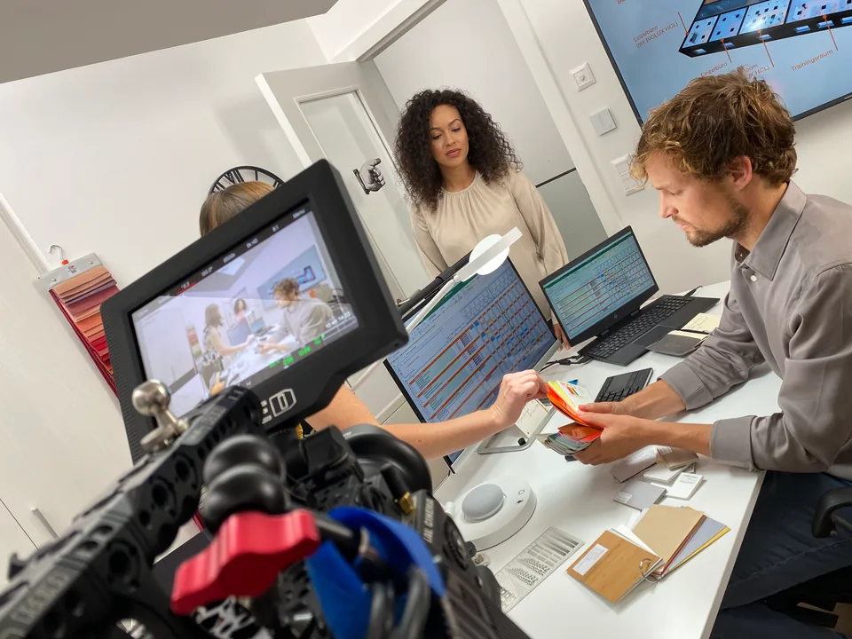 Kamera und Bildkontrolle bei einer FF-Pictures-Produktion am Arbeitsplatz