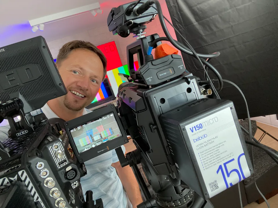 Florian Friedrich mit Kameratechnik im FF-Pictures-Studio