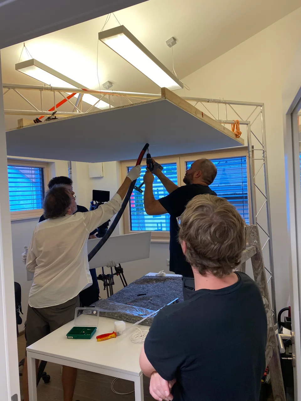 FF Pictures beim Einstellen eines Lichtaufbaus in einer realen Produktion